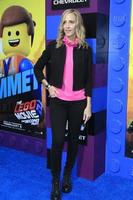 los angeles - feb 2 kim raver at the lego movie 2 the second part premiere at the village theater el 2 de febrero de 2019 en westwood, ca foto