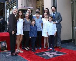 los angeles - 30 de noviembre - vanessa nadal, lin-manuel miranda, familia en la ceremonia de la estrella lin-manuel miranda en el paseo de la fama de hollywood el 30 de noviembre de 2018 en los angeles, ca foto