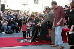 los angeles - 1 de febrero - adam sandler, con sus hijas sunny y sadie en la ceremonia de la estrella del paseo de la fama de hollywood de adam sandler en el hotel w el 1 de febrero de 2011 en hollywood, ca foto