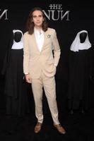 los angeles - 4 de septiembre nick simmons en el estreno mundial de the nun en el teatro chino tcl imax el 4 de septiembre de 2018 en los angeles, ca foto