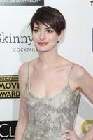 los angeles - 9 de enero - anne hathaway llega a la 18ª entrega anual de premios de cine de elección de críticos en barker hangar el 9 de enero de 2013 en santa monica, ca foto