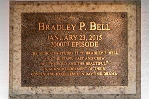 los ángeles - 14 de enero - bradley p. placa del escenario de campana mientras la audaz y hermosa celebra el espectáculo número 7000 en una ciudad de televisión de cbs el 14 de enero de 2015 en los angeles, ca foto