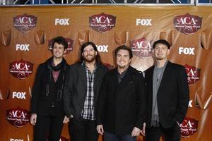 los angeles - 5 de diciembre - chris thompson, james young, mike eli y jon jones de eli young band llegan a los american country awards 2011 en mgm grand garden arena el 5 de diciembre de 2011 en las vegas, nv foto