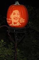 los angeles - 4 de octubre - ann b davis tallado calabaza en el ascenso de las linternas jack o en los jardines de descanso el 4 de octubre de 2014 en la canada flintridge, ca foto