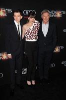 los angeles - 28 de octubre - asa butterfield, hailee steinfeld, harrison ford en el estreno de ender s game los angeles en el teatro chino tcl el 28 de octubre de 2013 en los angeles, ca foto