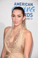 los angeles - 9 de diciembre - miley cyrus llega a los premios americanos 2011 en el pabellón dorothy chandler el 9 de diciembre de 2011 en los angeles, ca foto