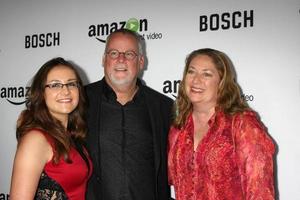 los angeles - 3 de febrero - callie connelly, michael connelly, linda mccaleb en la proyección de estreno de la alfombra roja de bosch amazon en un cine arclight hollywood el 3 de febrero de 2015 en los angeles, ca foto