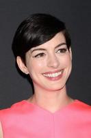 los angeles - 19 de octubre - anne hathaway en la fiesta rosa de 2013 en el hanger 8 el 19 de octubre de 2013 en santa monica, ca foto