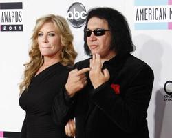 los angeles - 20 de noviembre - la esposa de gene simmons, shannon tweed, llega a los premios de música americana 2011 en el teatro nokia el 20 de noviembre de 2011 en los angeles, ca foto