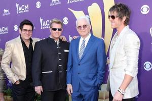 las vegas - 1 de abril - rascal flatts, steve martin llega a los premios de la academia de música country 2012 en mgm grand garden arena el 1 de abril de 2010 en las vegas, nv foto