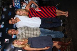 los angeles - 31 de mayo - ray romano, tom caltabiano, invitados celebrando el lanzamiento en dvd de 95 millas para ir en el restaurante baby blues bbq el 31 de mayo de 2012 en hollywood, ca foto