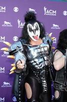 las vegas - 1 de abril - gene simmons llega a los premios de la academia de música country 2012 en mgm grand garden arena el 1 de abril de 2010 en las vegas, nv foto