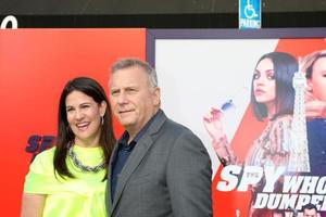 los angeles - 25 de julio - paula reiser, paul reiser en el estreno del espía que me dejó en el teatro del pueblo el 25 de julio de 2018 en westwood, ca foto