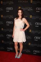 los angeles - 14 de enero - emilia clarke llega a la fiesta del té de la temporada de premios bafta 2012 en el hotel four seaons el 14 de enero de 2012 en beverly hills, ca foto