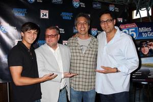 los angeles - 31 de mayo - ray romano, tom caltabiano, invitados celebrando el lanzamiento en dvd de 95 millas para ir en el restaurante baby blues bbq el 31 de mayo de 2012 en hollywood, ca foto