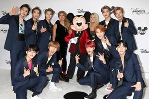 los angeles - 6 de octubre nct 127, tori kelly, mickey mouse, meghan trainor en la grabación espectacular de los 90 de mickey en el auditorio shrine el 6 de octubre de 2018 en los angeles, ca foto