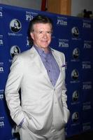 santa barbara - 24 de enero - alan thicke llega al estreno de desconexión del festival internacional de cine de santa barbara en el teatro de arlington el 24 de enero de 2013 en santa barbara, ca foto