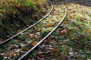 pequeñas vías de tren en otoño foto