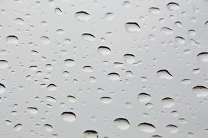 gotas de agua y gotas de agua sobre vidrio transparente. foto