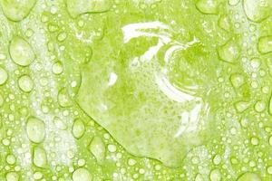 perlas de agua y gotas de agua se asentaron en hojas verdes con piel blanca en la superficie de la hoja. foto