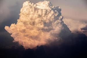 nubes naranjas reflejadas en la luz del sol de la tarde. , es un bulto como un bulto cerebral foto