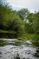 río en el rural foto