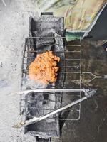 pechuga de pollo envuelta en harina crujiente con un delicioso condimento picante a la parrilla caliente.pollo asado típico de indonesia foto