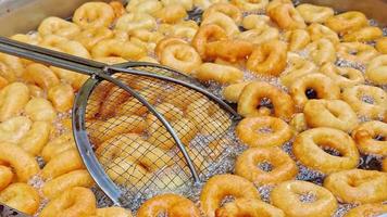Turks anatolië traditioneel zoet toetje donut genaamd lokma video