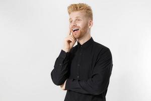 tipo feliz y elegante con camisa negra. brazos cruzados, copie el espacio. joven exitoso, concepto emprendedor. hombre pelirrojo con barba roja. puesta en marcha, joven fundador concepto aislado sobre fondo blanco foto