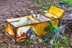 basura suciedad plástico veneno basura y contaminación en la playa de tailandia. foto