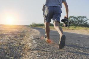 la silueta de un hombre corriendo está haciendo ejercicio por la noche. foto