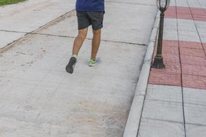 los corredores masculinos corren por las calles del parque, foto