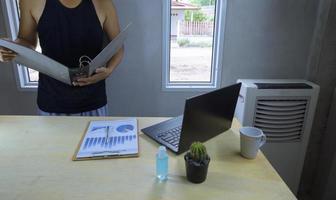 trabajando en casa. primeros planos de un hombre asiático en la habitación de su casa. foto