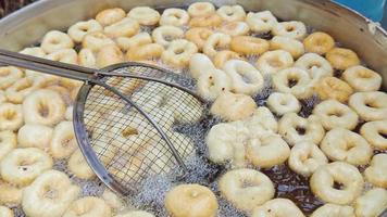 rosquinha de sobremesa doce tradicional da Anatólia turca chamada lokma video