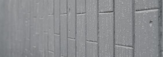 la textura de la pared del viejo azulejo, pintada de gris bajo la influencia de la condensación. muchas gotas pequeñas y manchas de agua en la pared