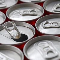 muchas latas de refresco de aluminio. publicidad de bebidas gaseosas o latas de fabricación en masa