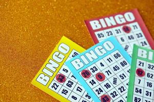 muchos tableros de bingo coloridos o naipes para ganar fichas. clásico estadounidense o canadiense de cinco a cinco cartones de bingo sobre fondo brillante foto