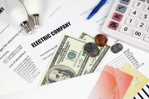 factura de electricidad americana abstracta. concepto de ahorro de dinero mediante el uso de bombillas LED de ahorro de energía y pago de facturas eléctricas foto