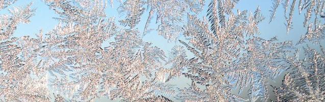 copos de nieve escarcha escarcha macro en el cristal de la ventana foto