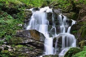 cascada shipot shipit - una de las cascadas más bellas y caudalosas de transcarpacia foto