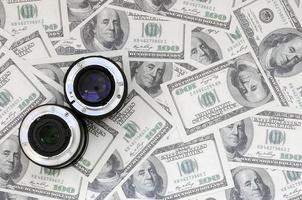 dos lentes fotográficos se encuentran en el fondo de muchos billetes de dólar. espacio para texto foto