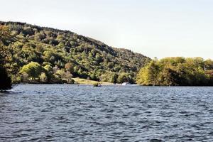 una vista del lago windermere en el distrito de los lagos foto