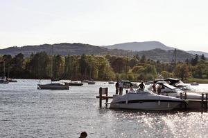 una vista del lago windermere en el distrito de los lagos foto