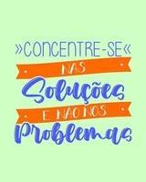 coloridas letras de citas motivacionales en portugués brasileño. traducción: céntrese en las soluciones, no en los problemas. vector