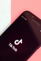 kharkov, ucrania - 2 de julio de 2021 aplicación tiktok en la pantalla del teléfono inteligente samsung sobre fondo pastel. tiktok es un popular servicio de redes sociales para compartir videos propiedad de bytedance foto