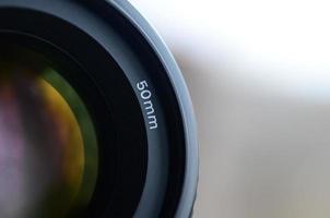fragmento de una lente de retrato para una cámara slr moderna. una fotografía de una lente de gran apertura con una distancia focal de 50 mm foto