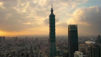 2019-12-03 taipei, taiwan. vista aérea 4k imagens por drone de edifícios na cidade de taipei, taiwan. video