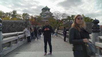 2019-11-25 osaka, Japan. toeristisch boten met toeristen langs de gracht van Osaka kasteel een van het beste activiteiten u kan ervaring in de omgeving van Osaka kasteel Oppervlakte, een van meest beroemd oriëntatiepunten van Japan video