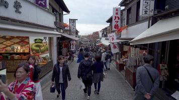 2019-11-24 Kyoto, Japon. le flux de personnes se rendant au kiyomizu-dera - un complexe de temples bouddhistes à kyoto. video