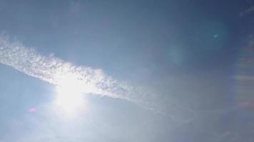 vue hyper accélérée au soleil avec des rayons de soleil brillants et quelques reflets de lentille dans un ciel bleu avec des nuages en formation. video